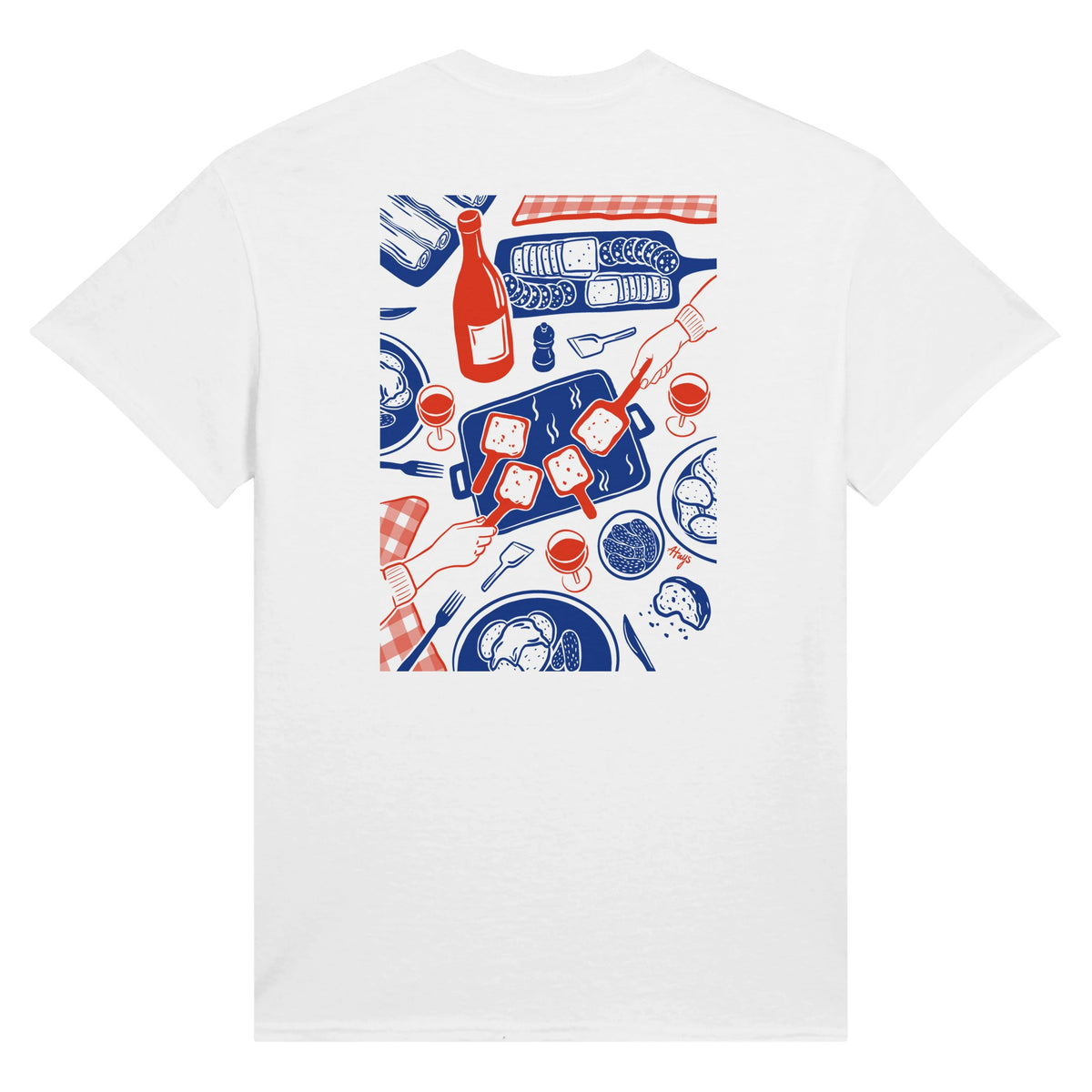 t shirt blanc avec un imprimé dans le dos, d'une table avec un appareil à raclette, du vin et de la charcuterie, un moment de partage.