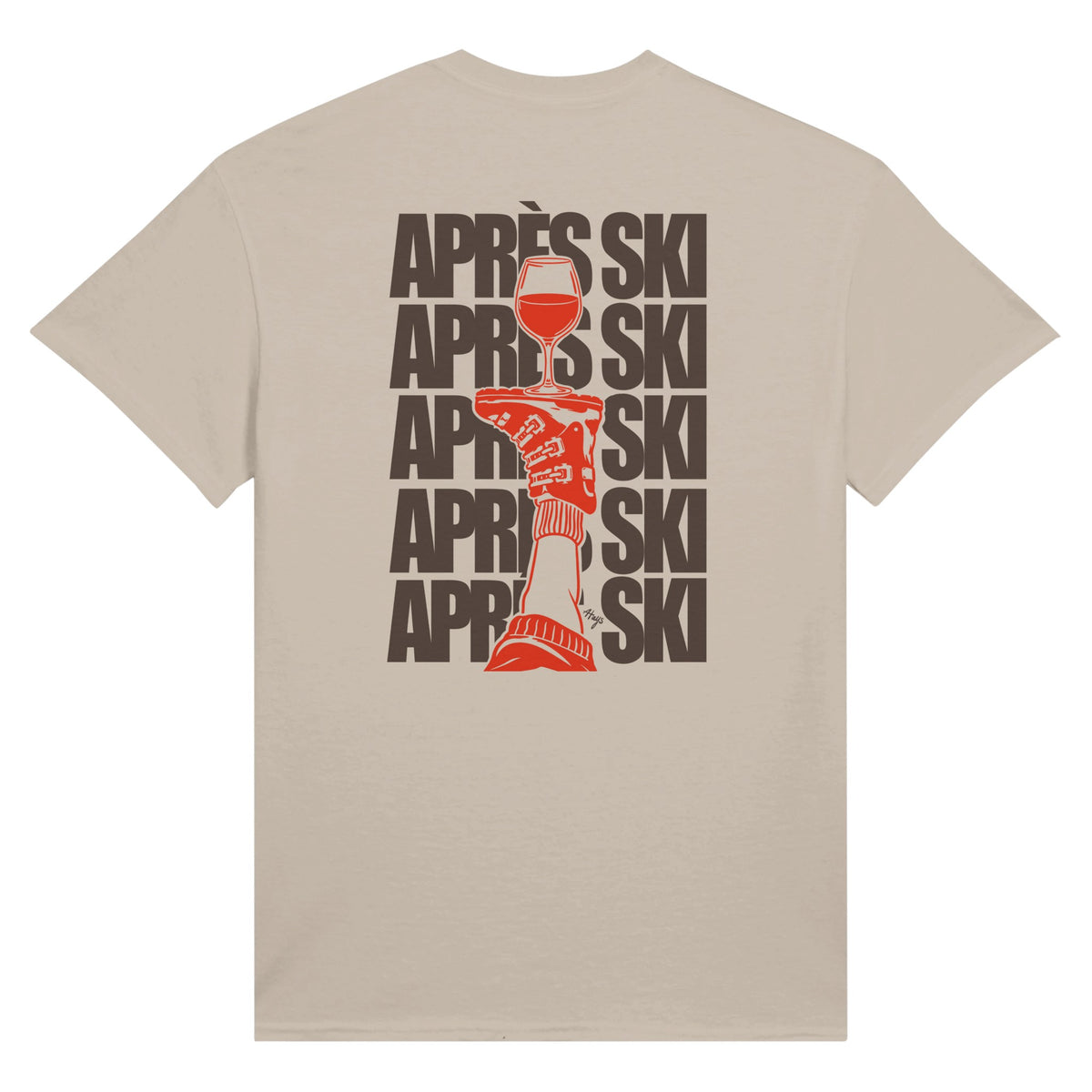 t-shirt beige avec imprimé marron et rouge dans le dos " après ski " et une chaussure de ski à l'envers avec un verre de vin posé dessus