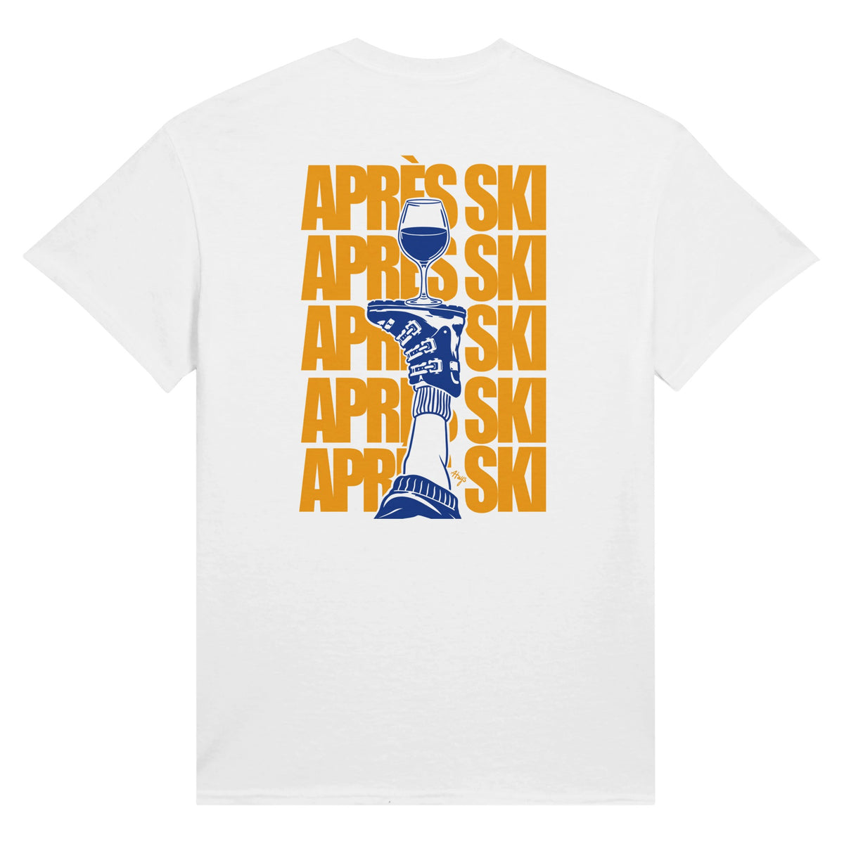 t-shirt blanc avec imprimé bleu et jaune dans le dos " après ski " et une chaussure de ski à l'envers avec un verre de vin posé dessus