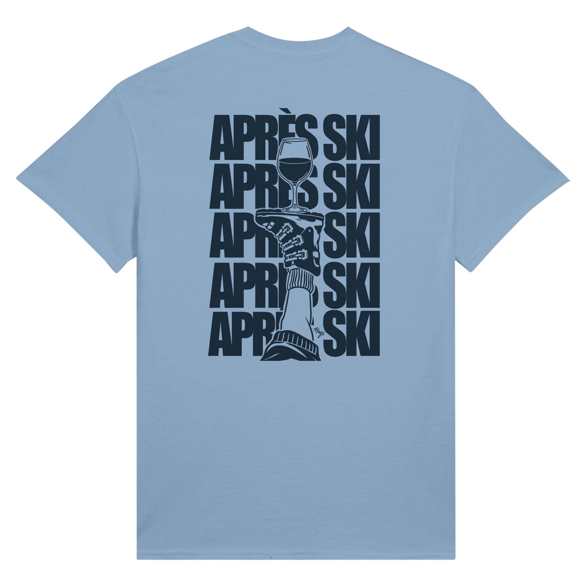t-shirt bleu clair avec imprimé dans le dos " après ski " et une chaussure de ski à l'envers avec un verre de vin posé dessus
