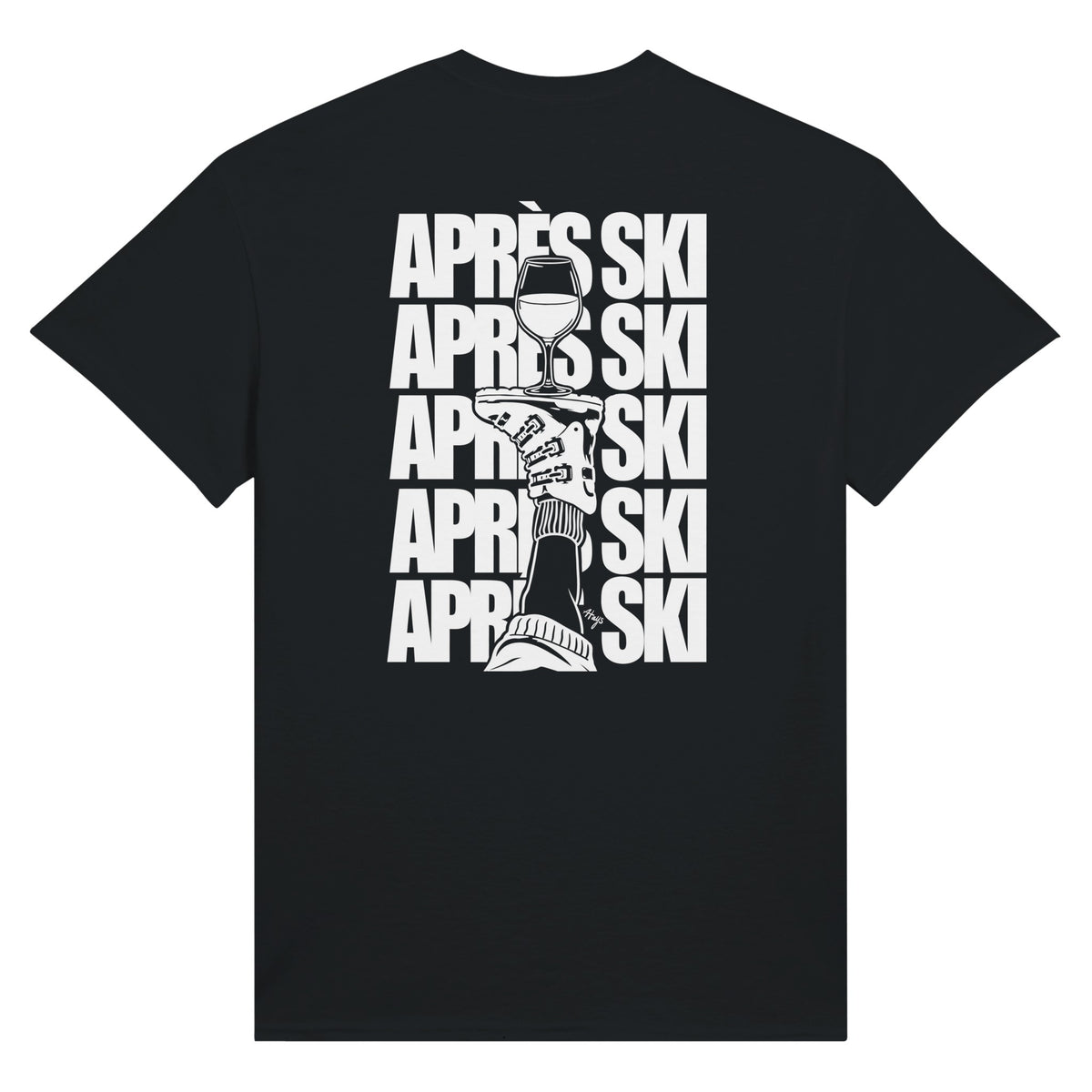t-shirt noir avec imprimé blanc dans le dos " après ski " et une chaussure de ski à l'envers avec un verre de vin posé dessus