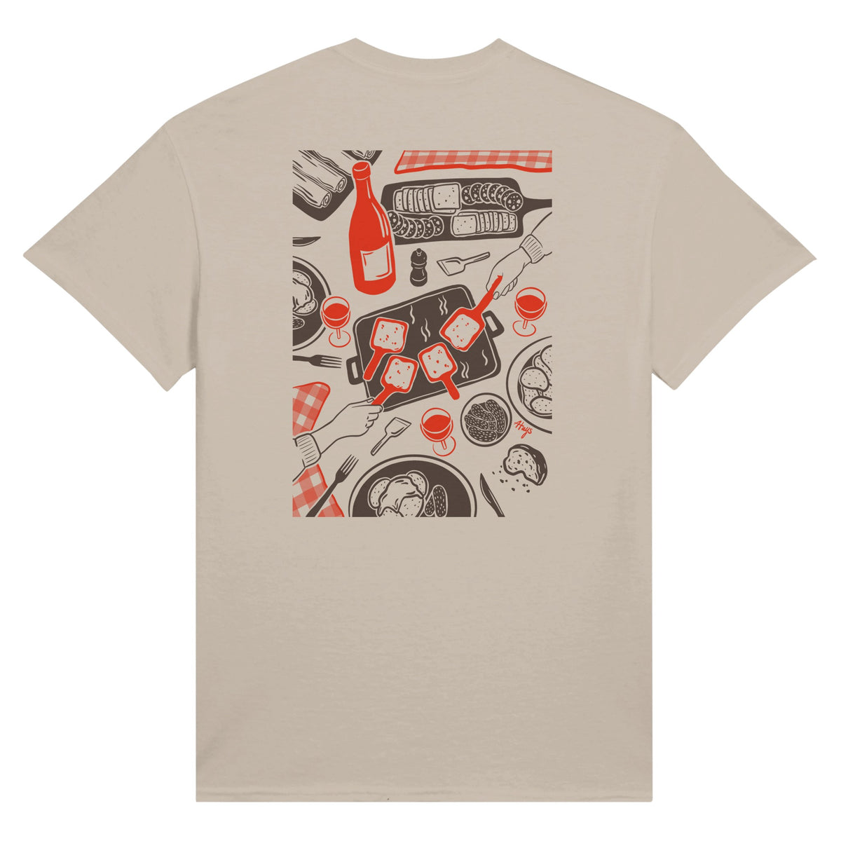 t shirt beige avec un imprimé dans le dos, d'une table avec un appareil à raclette, du vin et de la charcuterie, un moment de partage.