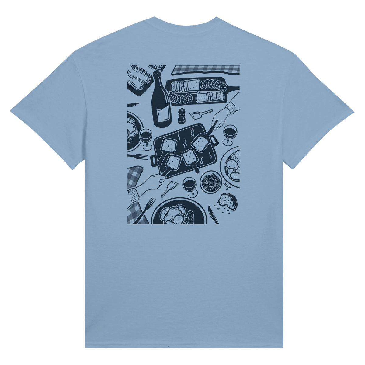 t shirt bleu avec un imprimé dans le dos, d'une table avec un appareil à raclette, du vin et de la charcuterie, un moment de partage.