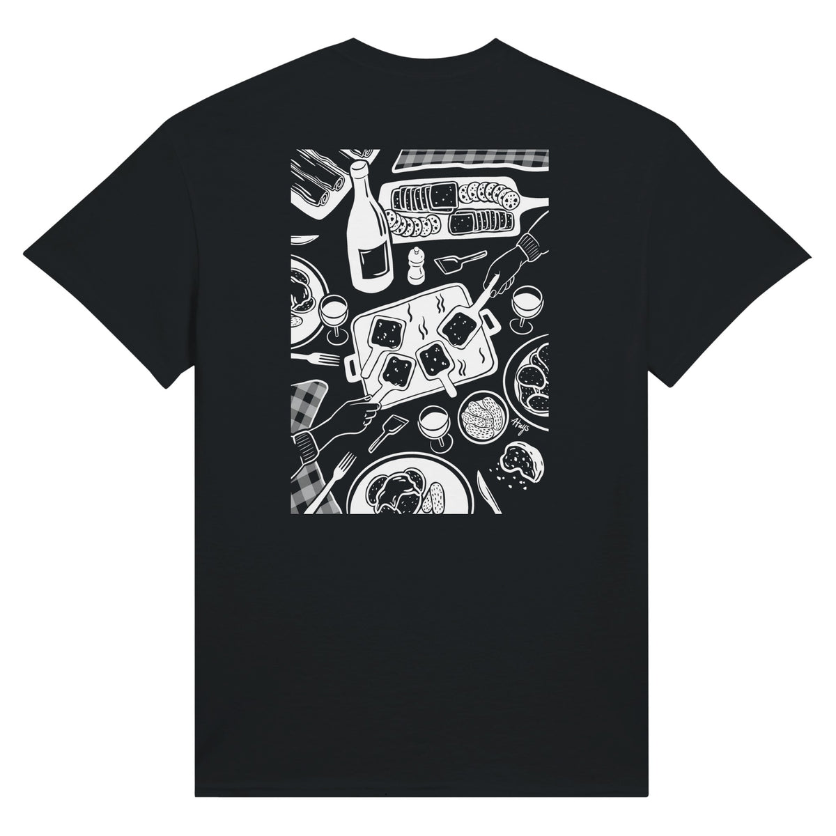 t shirt noir avec un imprimé dans le dos, d'une table avec un appareil à raclette, du vin et de la charcuterie, un moment de partage.