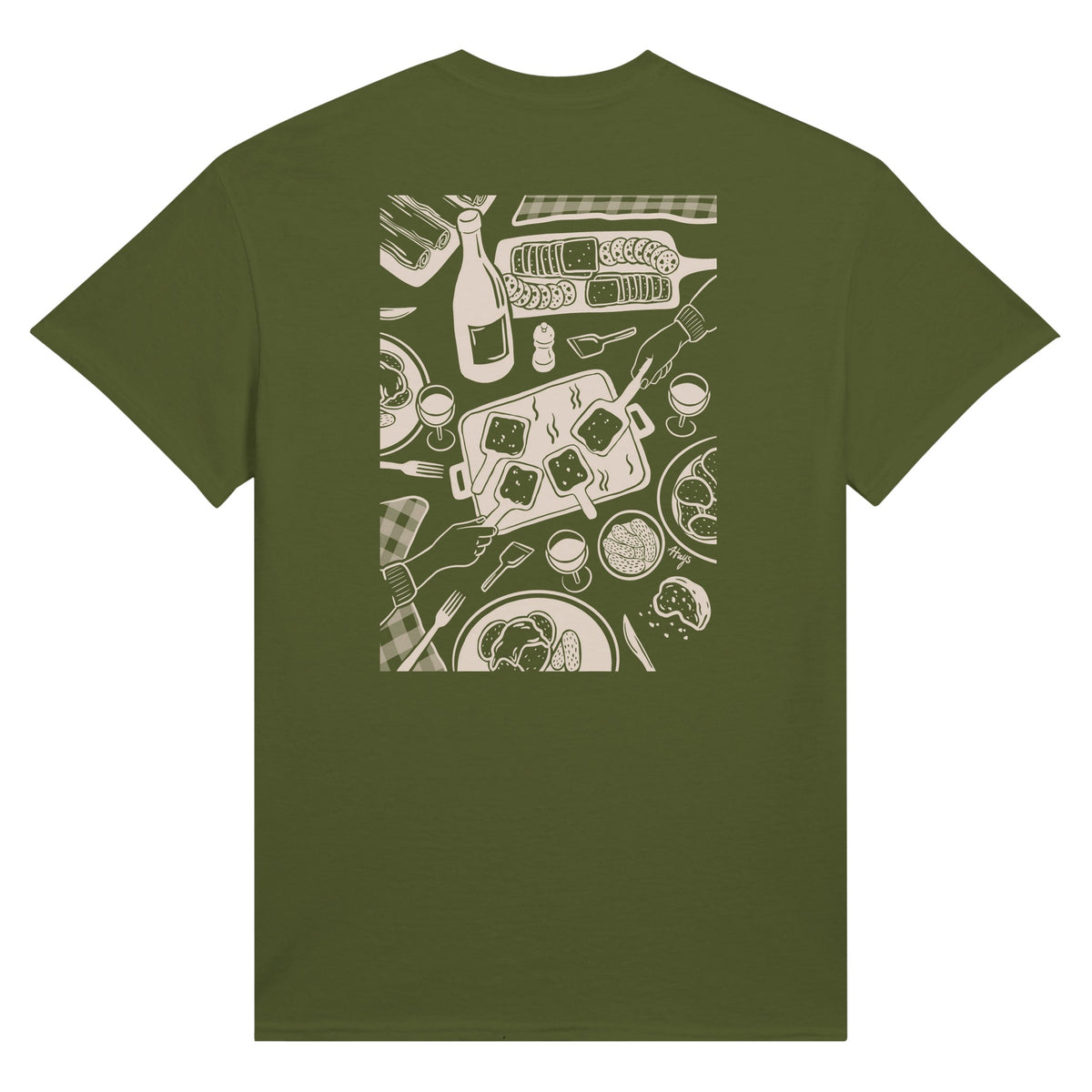 t shirt vert avec un imprimé dans le dos, d'une table avec un appareil à raclette, du vin et de la charcuterie, un moment de partage.